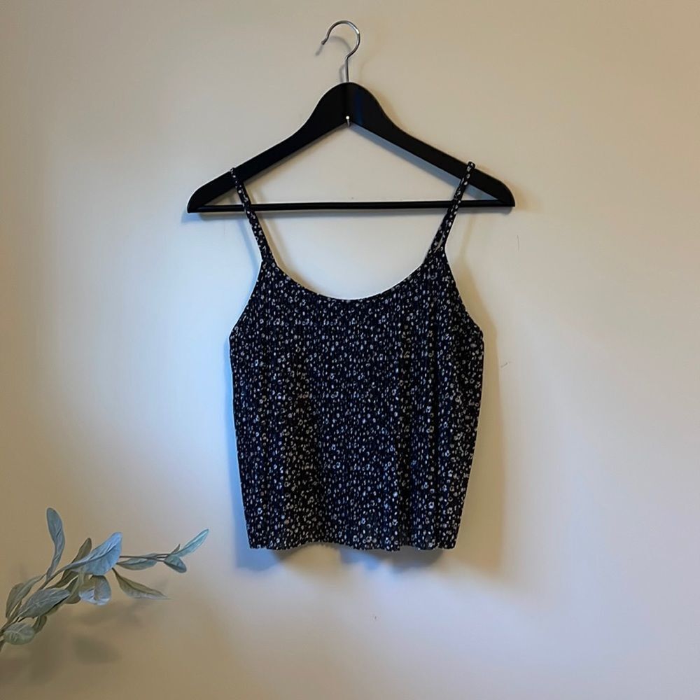 Hollister Rayon Pleated Top. Size Small Black/White‎